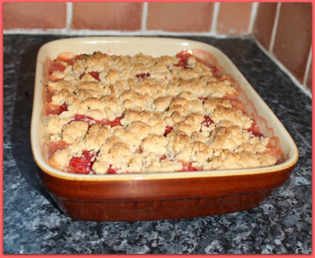 rhubarb strawberry crumble baked