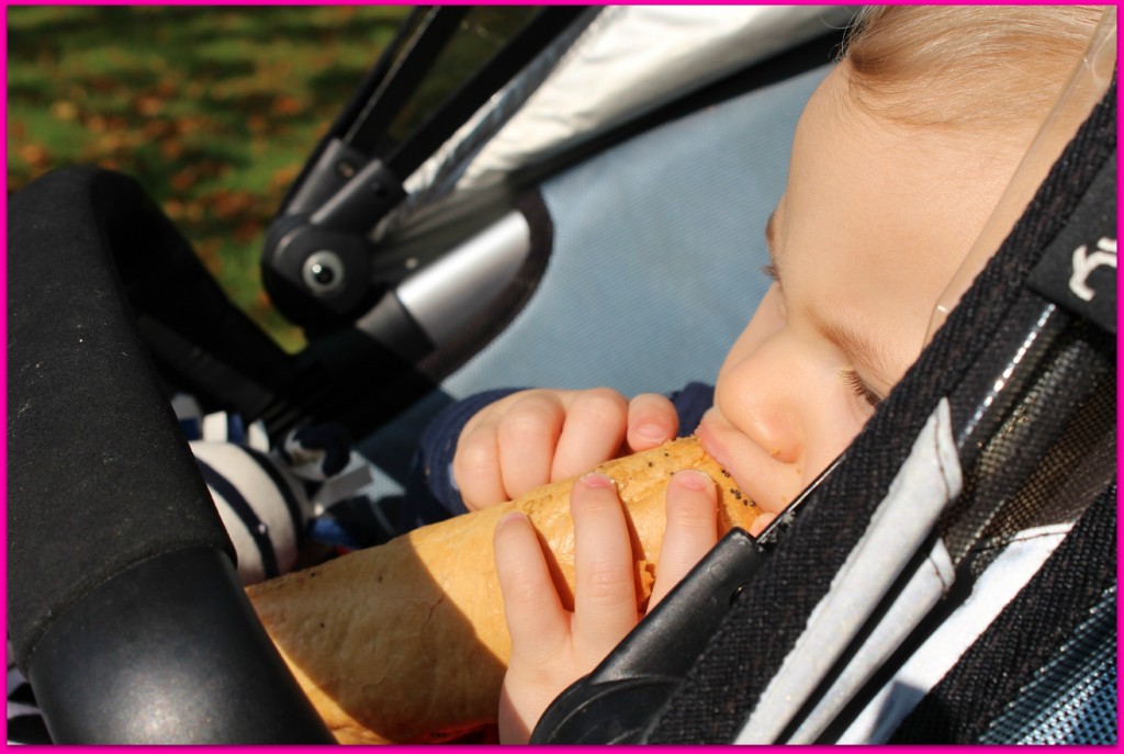 scandimummy_eating_bread