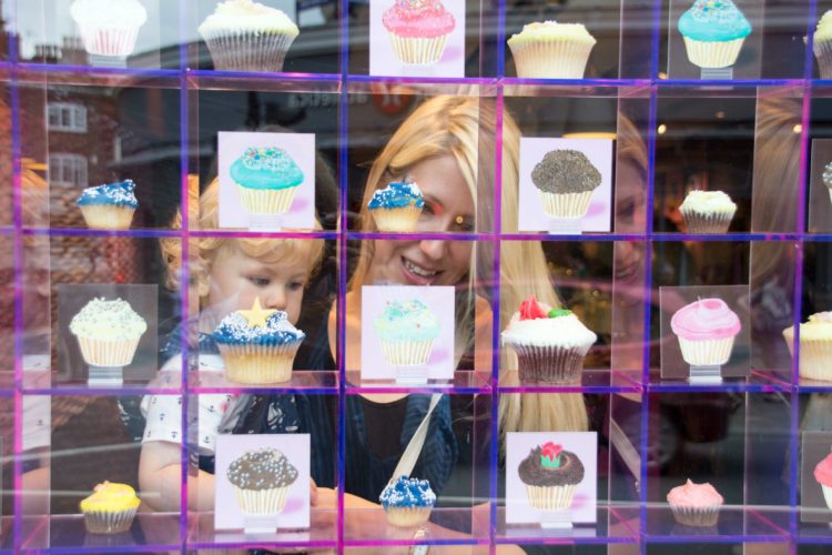 Mum and child looking at cupcakes!