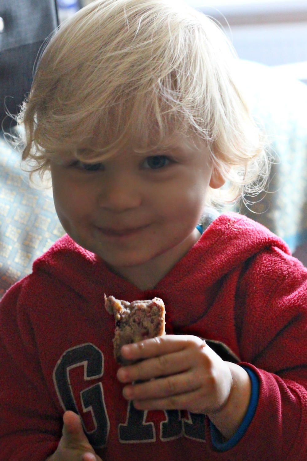 scandimummy-boy-eating-cake