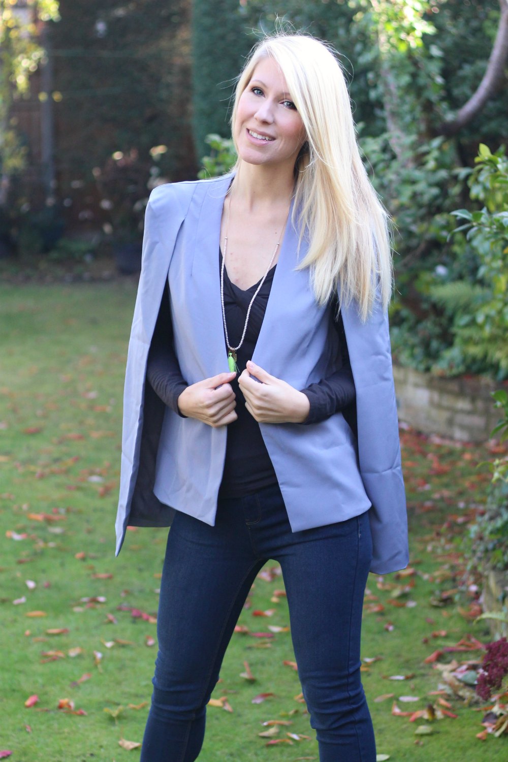 Stylish cape in lilac with dark jeans from JOY